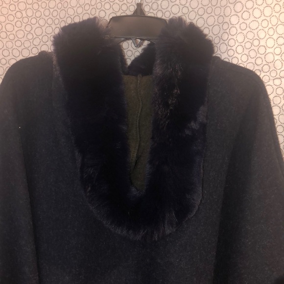 Soft Wool cape lined w/fur Navy blue green inside. - Picture 10 of 10